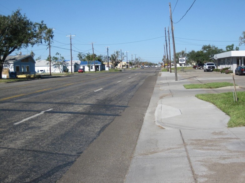 More Photos Of 621 E Market St, Rockport Flex For Lease