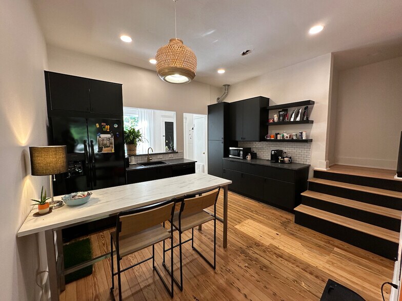 More Photos Of 729 N Bishop Ave, Dallas Office For Sale