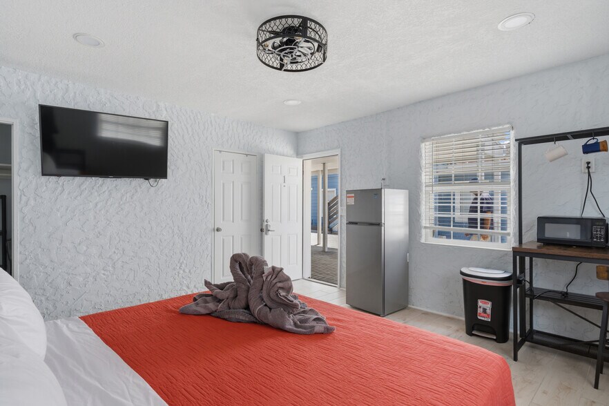 More Photos Of 602 Poinsettia Ave, Clearwater Beach Hotel For Sale