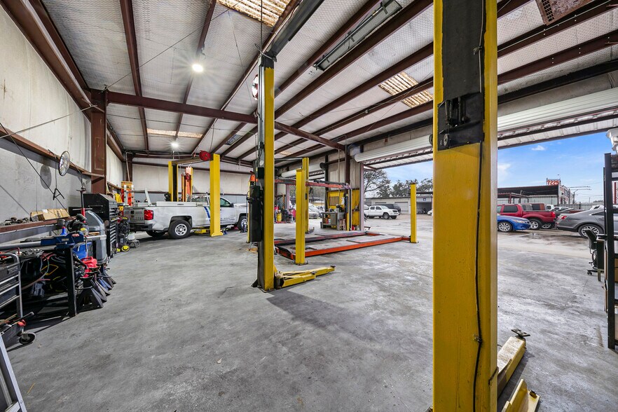 More Photos Of 7215 N Shepherd Dr, Houston Auto Repair For Sale