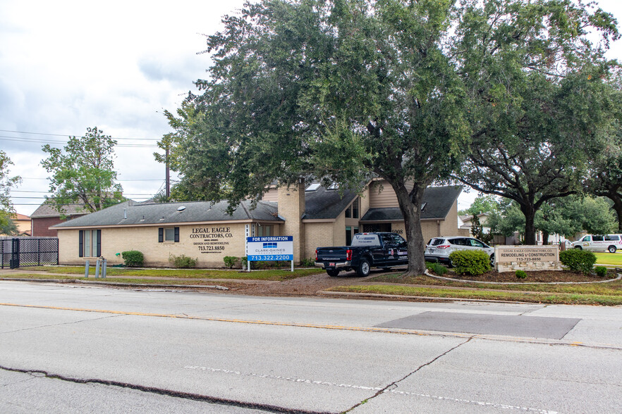 Primary Photo Of 5008 Locust St, Bellaire Office For Sale