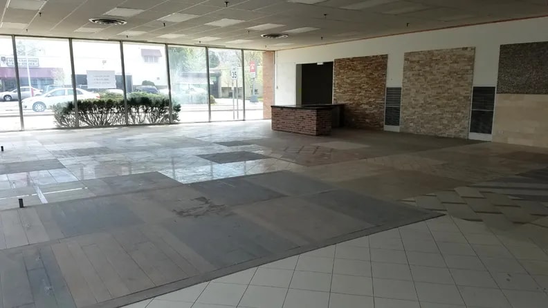 More Photos Of 4001-4007 Golf Rd, Skokie Storefront For Lease