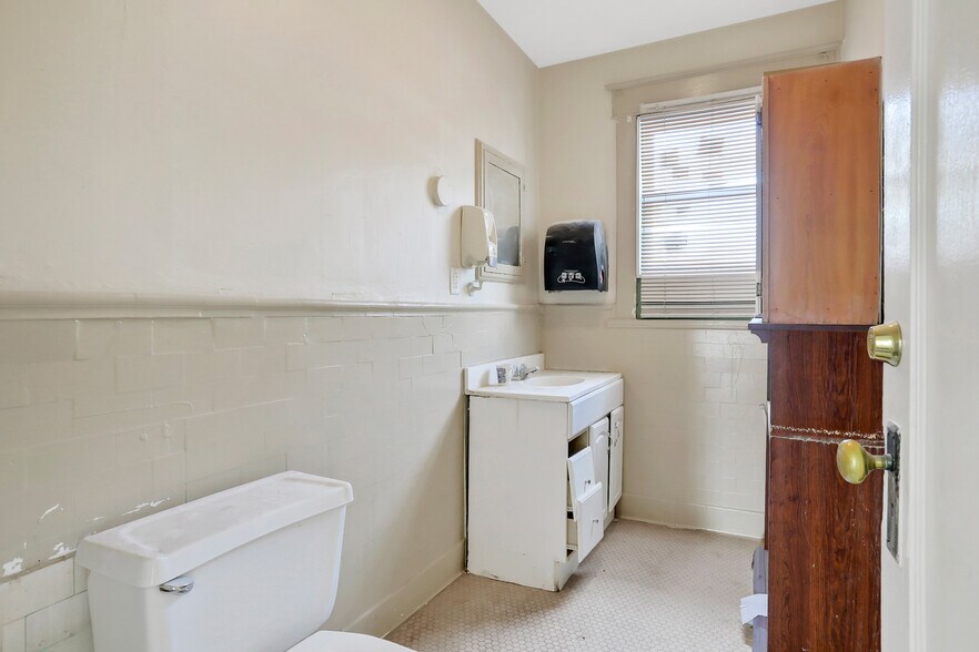 More Photos Of 21 O'neil St, Kingston Restaurant For Sale