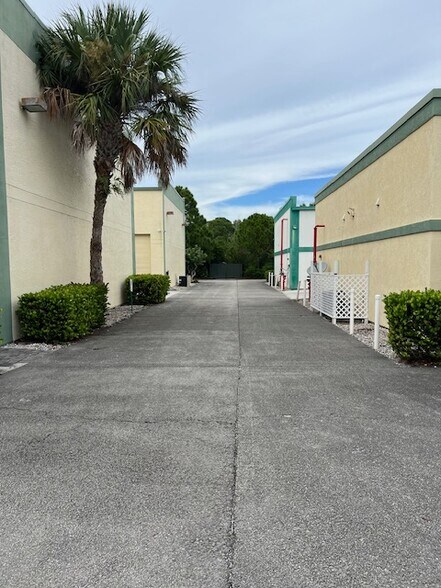 More Photos Of 413 NE Baker Rd, Jensen Beach Light Distribution For Sale