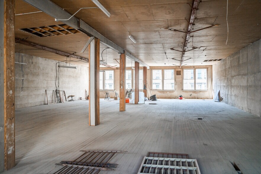 More Photos Of 333-341 W Commerce St, San Antonio Storefront For Lease