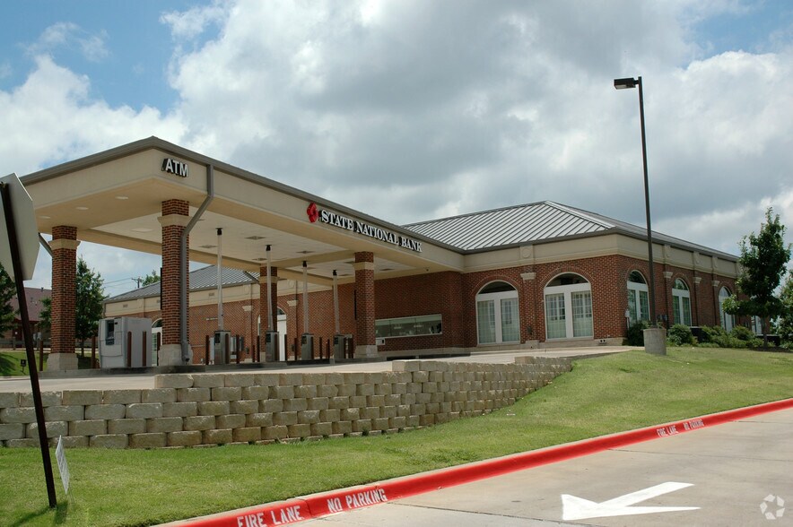 More Photos Of 921 W Lamar Blvd, Arlington Bank For Sale