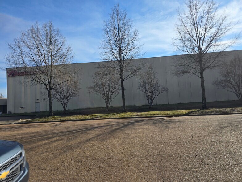 More Photos Of 10777 High Point Dr, Olive Branch Distribution For Lease