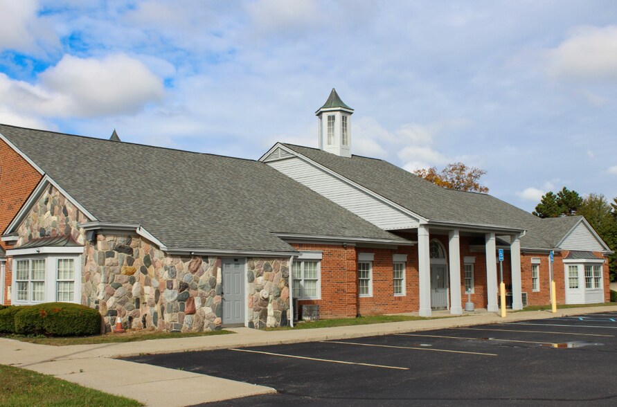 More Photos Of 3777 Eighteen Mile Rd, Sterling Heights Office For Lease