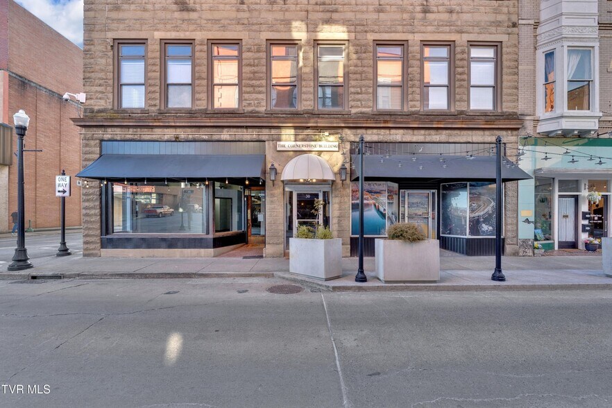 More Photos Of 28-30 6th St, Bristol Storefront Retail Office For Lease