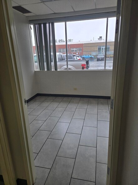 More Photos Of 12900 Simms Ave, Hawthorne Truck Terminal For Lease