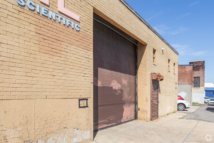 More Photos Of 8805 76th Ave, Glendale Warehouse For Sale