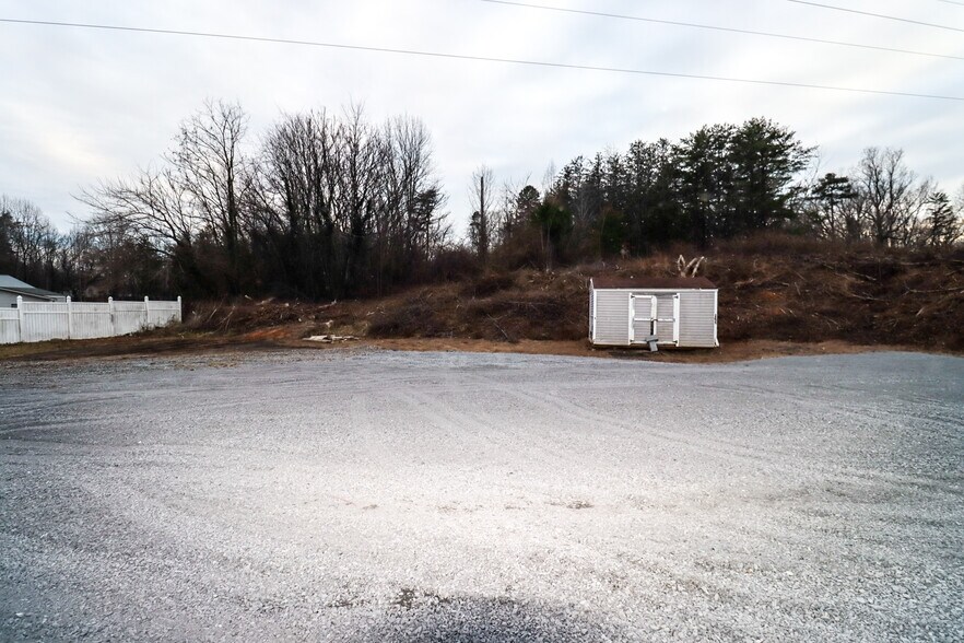 More Photos Of 2600 W Lynchburg Salem Tpke, Bedford Flex For Lease