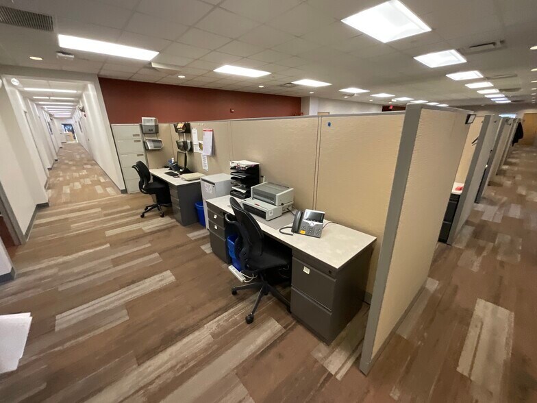 More Photos Of 2505 S Finley Rd, Lombard Office For Lease