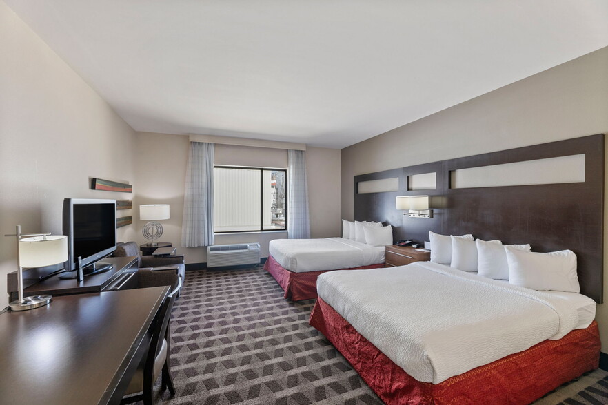 More Photos Of 409 E Houston St, San Antonio Hotel For Sale