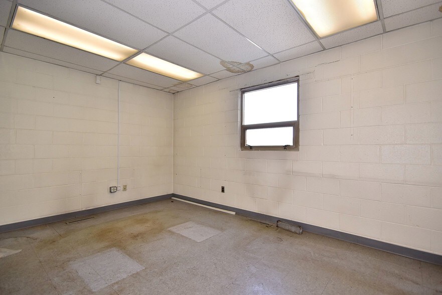More Photos Of 420 Woodruff Rd, Joliet Warehouse For Lease