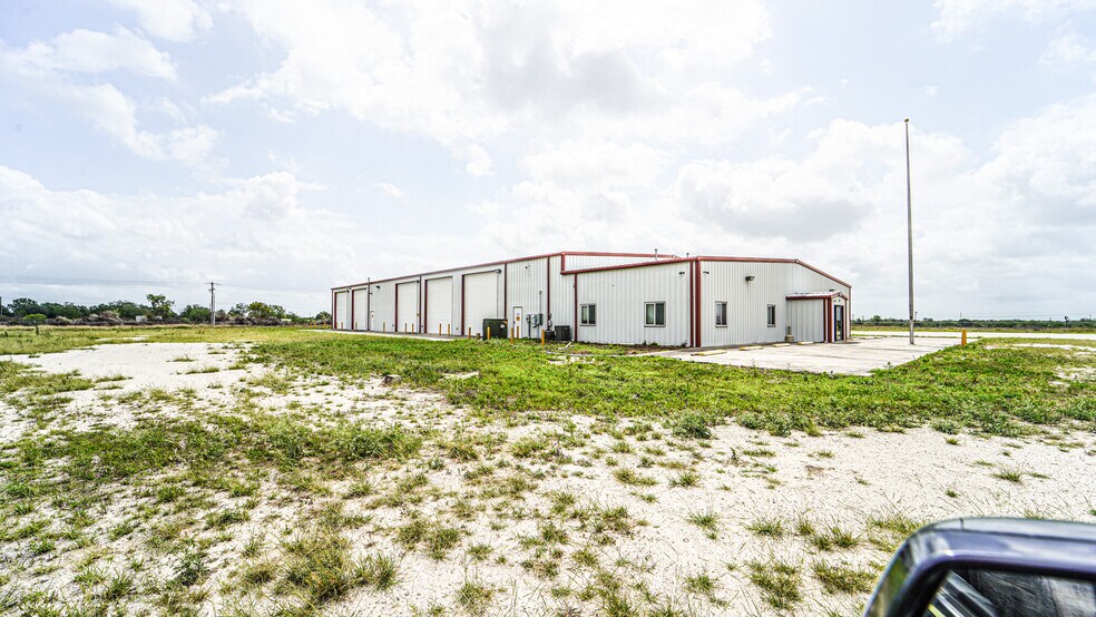 More Photos Of 5500 SW Moody St, Victoria Manufacturing For Sale