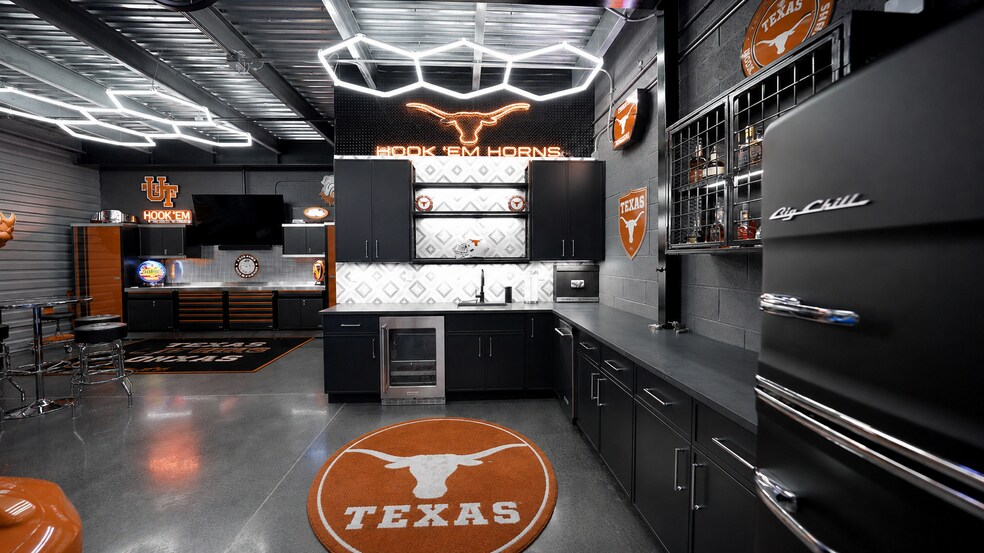 More Photos Of 15431 Fitzhugh Rd, Dripping Springs Showroom For Sale