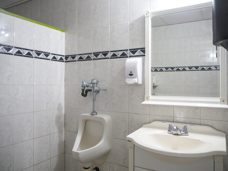 More Photos Of 1 Wall St, Cromwell Restaurant For Sale