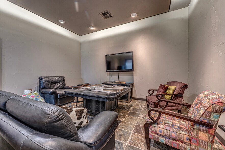 More Photos Of 921 N Lahoma Ave, Norman Light Manufacturing For Sale