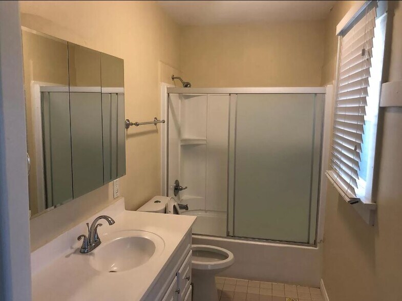 More Photos Of 10875 Venice Blvd, Los Angeles Storefront Retail Residential For Sale