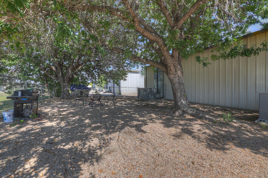 More Photos Of 242 Trade Center Dr, New Braunfels Warehouse For Lease
