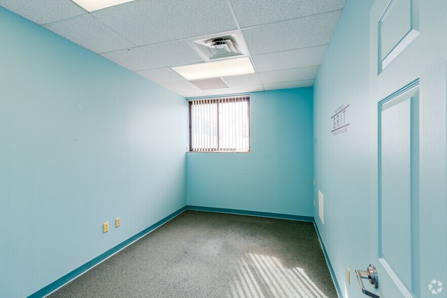 More Photos Of 2121 Noblestown Rd, Pittsburgh Office For Lease