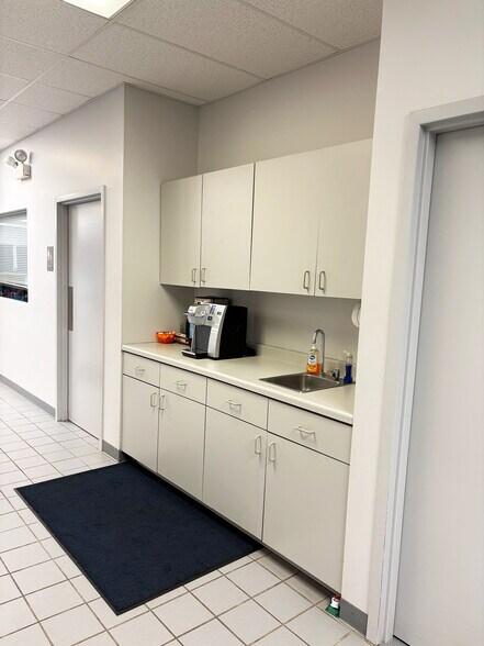 More Photos Of 620-630 Estes Ave, Schaumburg Warehouse For Sale