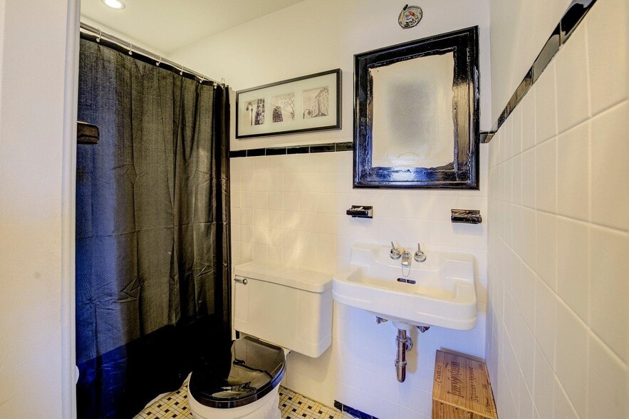 More Photos Of 138 Rue Wellington, Gatineau Storefront Retail Residential For Sale