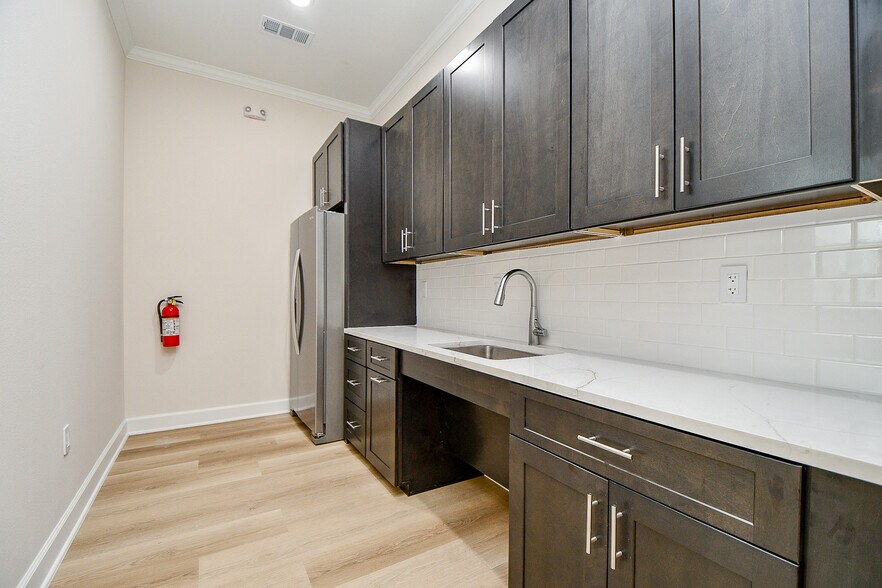 More Photos Of 1325 Main St, Katy Office For Lease