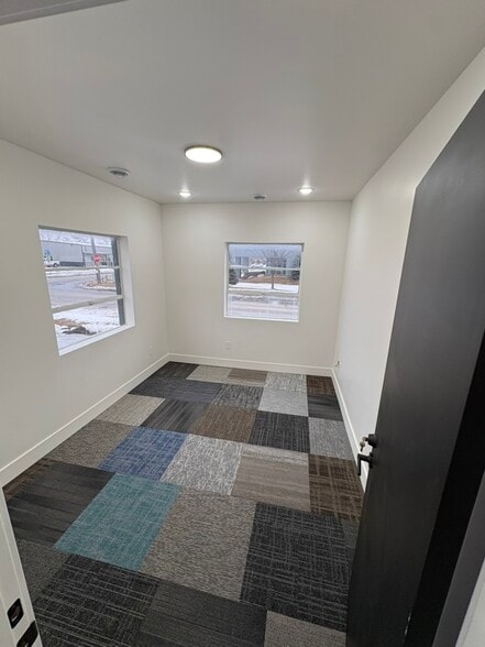 More Photos Of 2011 Hull Ave, Des Moines Truck Terminal For Lease