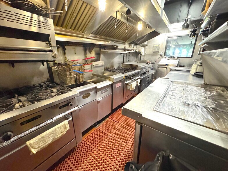 More Photos Of 128 Metropolitan Ave, Brooklyn Restaurant For Lease