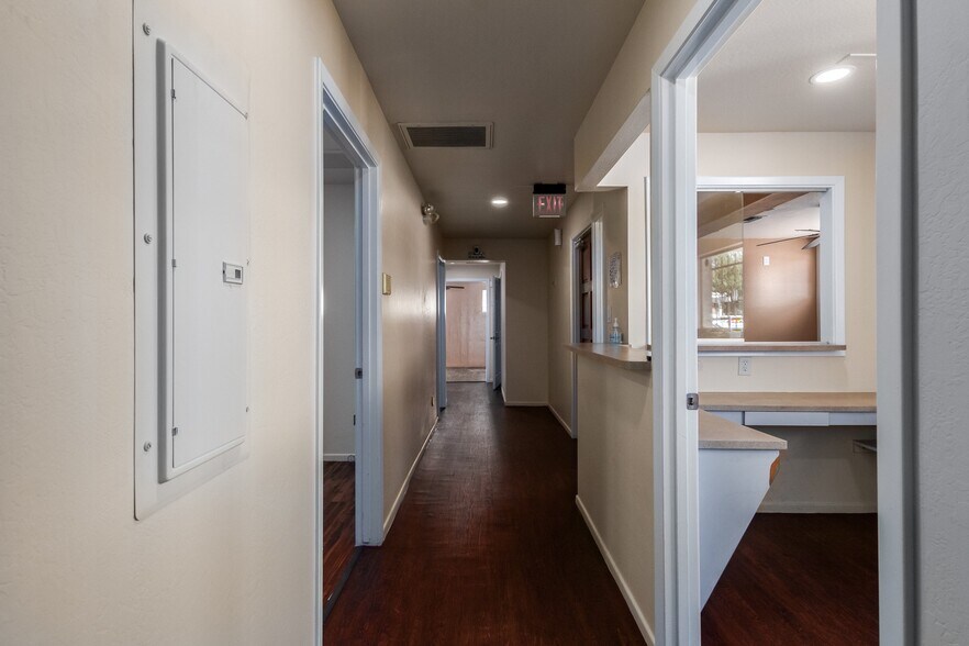 More Photos Of 2101 W Bethany Home Rd, Phoenix Office For Lease