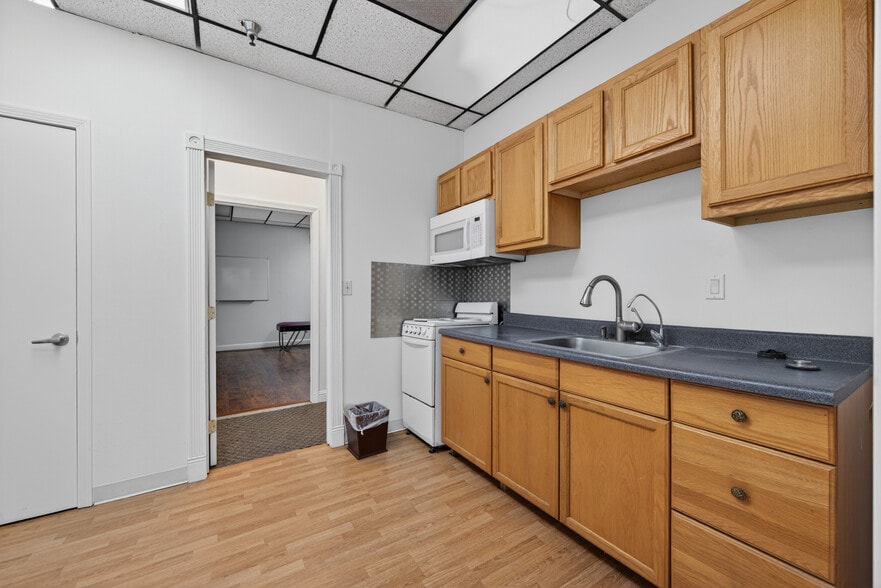 More Photos Of 4125 Market St, Ventura Light Manufacturing For Sale