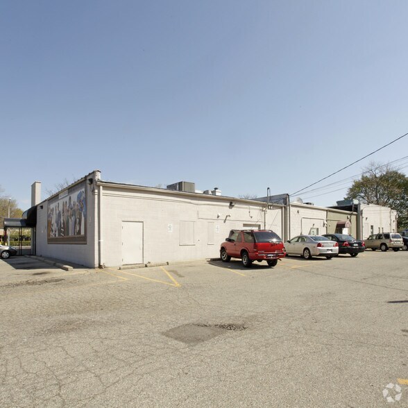 More Photos Of 307 W 14 Mile Rd, Clawson Storefront For Lease
