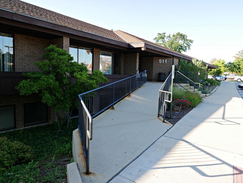 More Photos Of 511-515 Thornhill Dr, Carol Stream Unknown For Lease