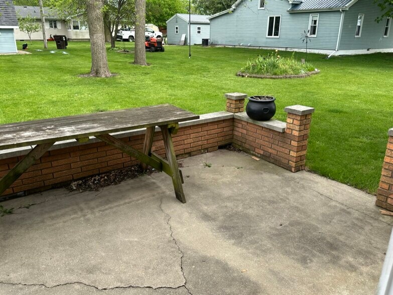 More Photos Of 907 N Hemlock St, Le Roy Warehouse For Sale