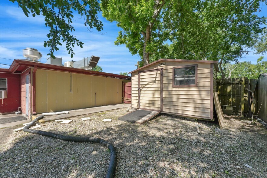 More Photos Of 9302 Highway 6, Hitchcock Restaurant For Sale