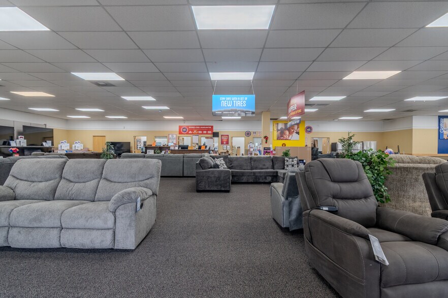 More Photos Of 925 N Central Ave, Medford General Retail For Sale