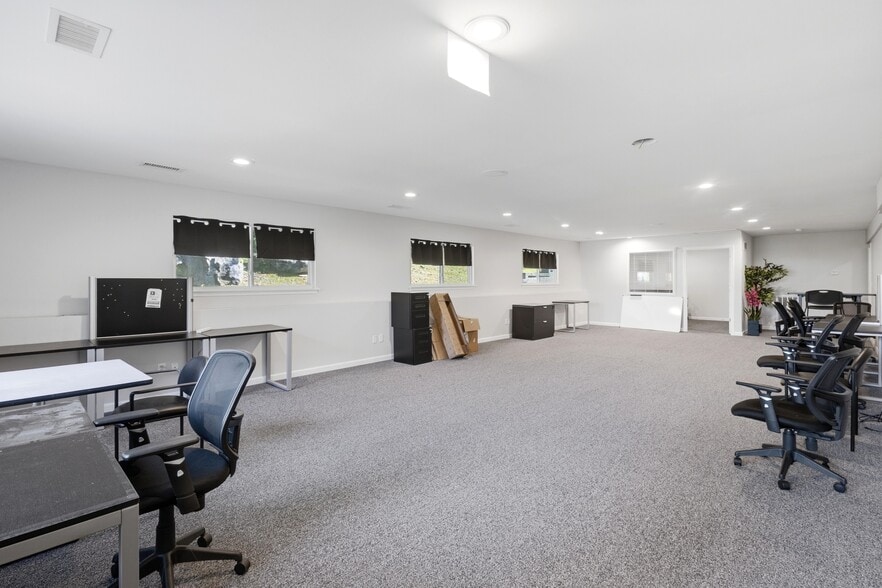 More Photos Of 3601 Commerce Dr, Arnold Office For Sale