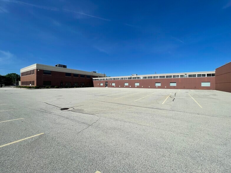 More Photos Of 10920 W Lincoln Ave, Milwaukee Distribution For Lease