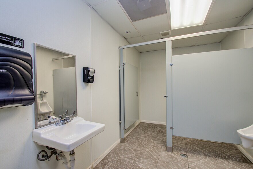 More Photos Of 6555 Navigation Blvd, Houston Warehouse For Lease