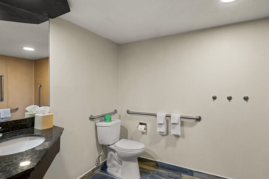 More Photos Of 500 W 29th St, North Little Rock Hotel For Sale