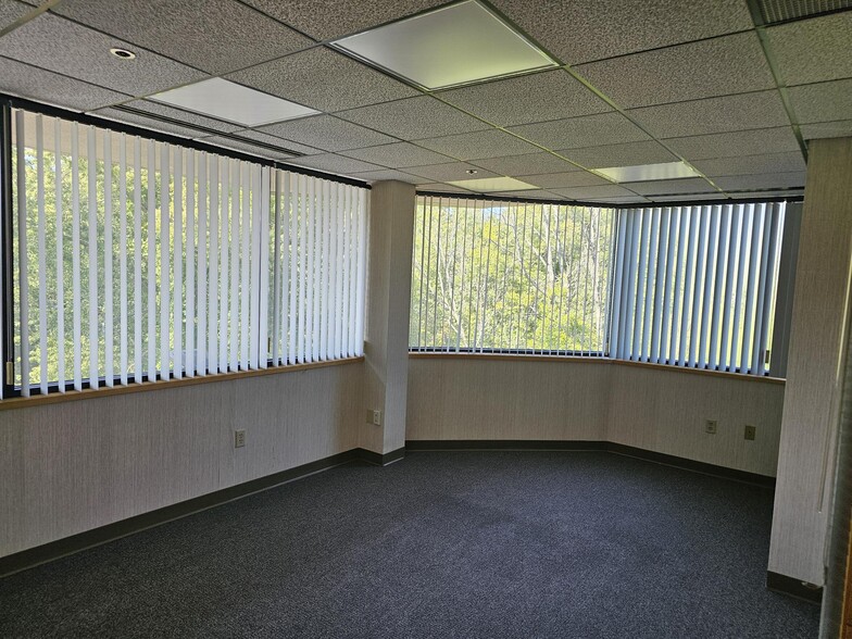 More Photos Of 30 Massachusetts Ave, North Andover Office For Lease