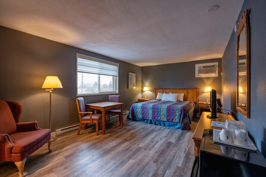 More Photos Of 577 W Monroe St, Burns Hotel For Sale