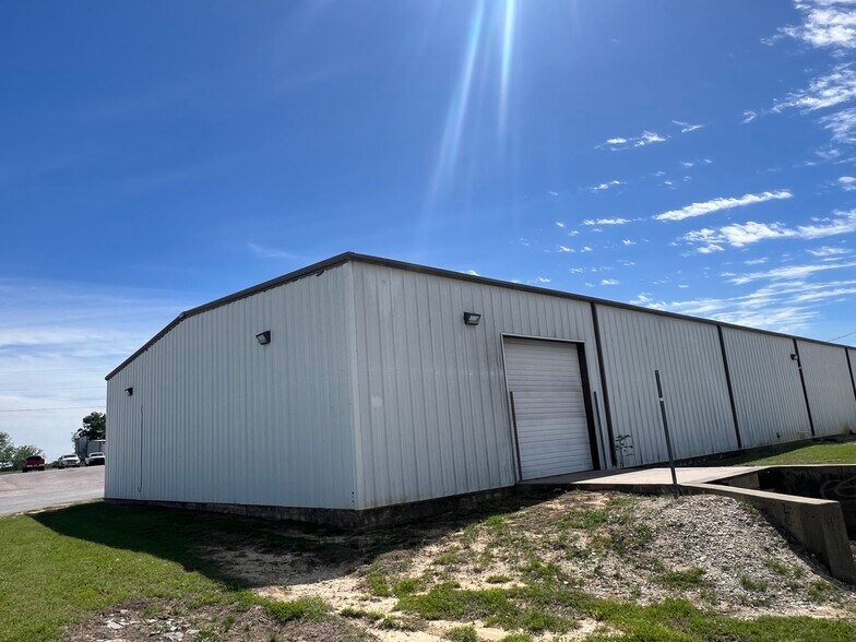 More Photos Of 224 Ken Dr, Sherman Industrial For Lease