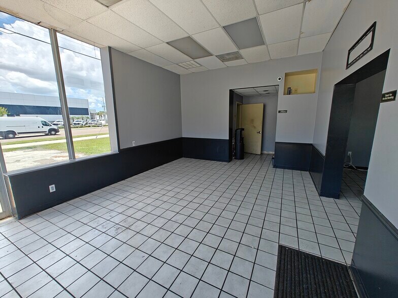 More Photos Of 18300 US Highway 19 N, Clearwater Auto Repair For Lease