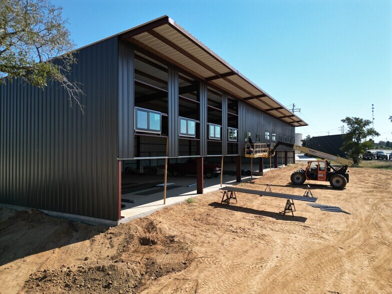 More Photos Of 450 Hwy 290 E, Elgin Light Distribution For Lease