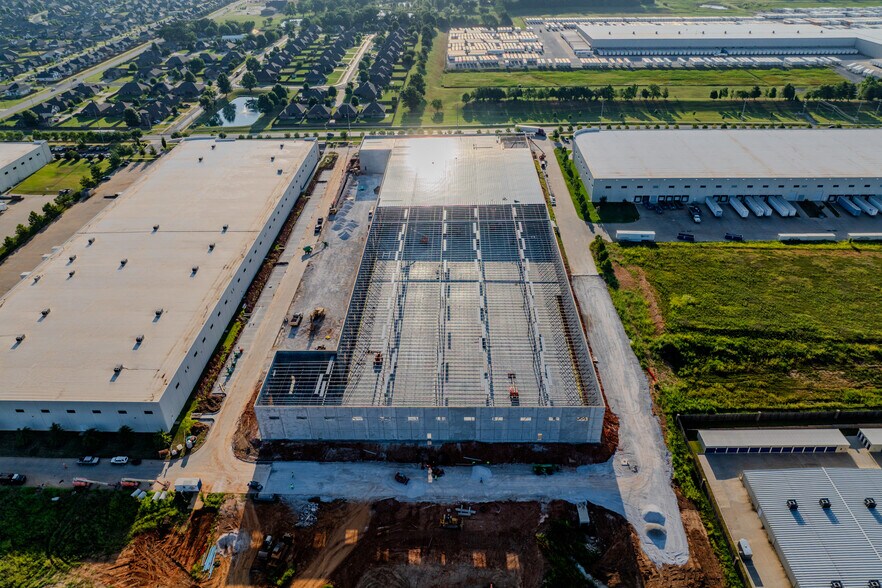 More Photos Of 5100 SW Regional Airport Blvd, Bentonville Warehouse For Lease