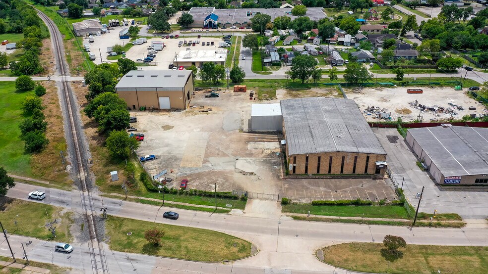 More Photos Of 7520 Lawndale St, Houston Warehouse For Lease
