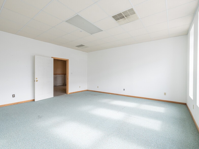 More Photos Of 353 Court St, Pekin Storefront Retail Residential For Sale
